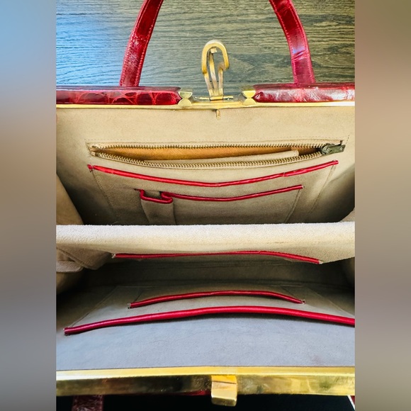 1950’s Crocodile Red Leather Purse with gold accents - Picture 2 of 3